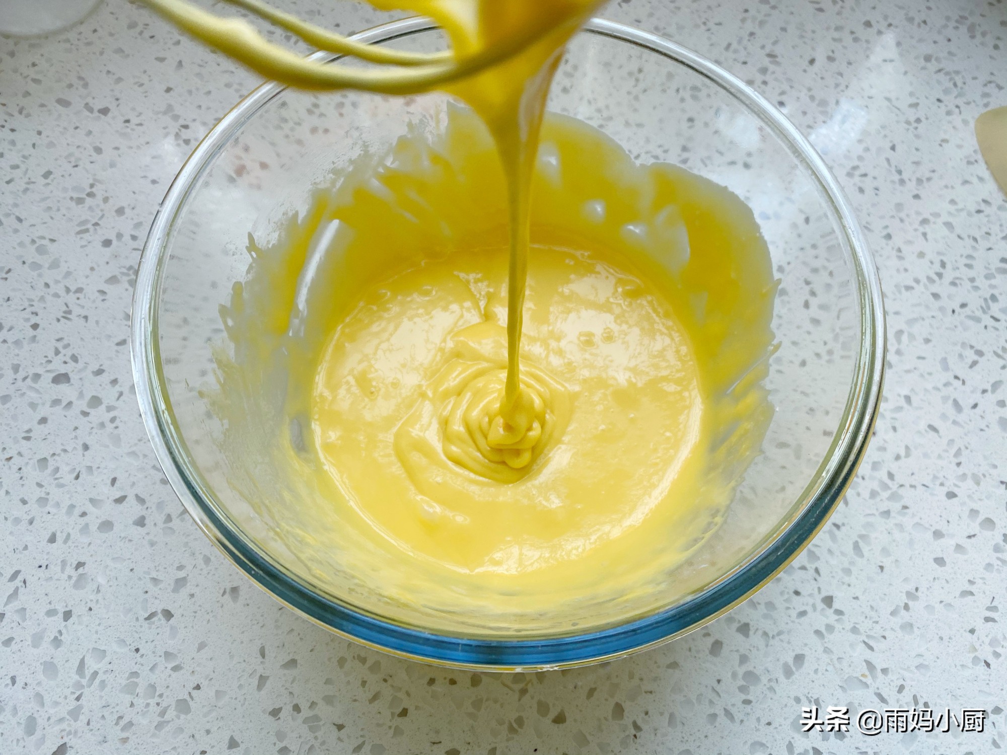 過年，想吃蛋糕自己做，1次成功不回縮不開裂，鬆軟美味又健康