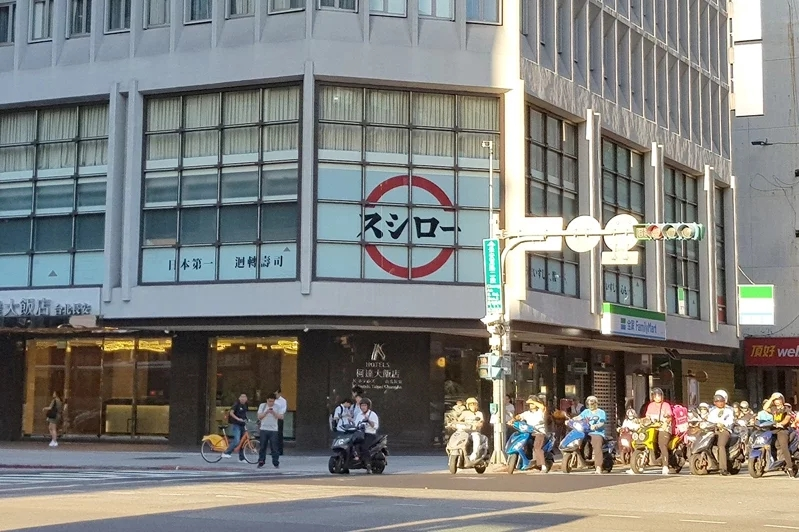 窮極無聊？ 台灣年輕人為免費吃壽司改名，島內掀�三文魚之亂�