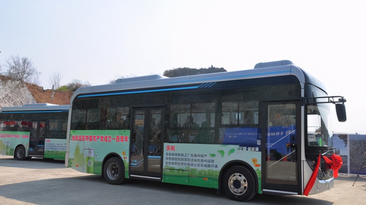 贵州六盘水市首条氢能源公交、首座加氢站正式开启运营