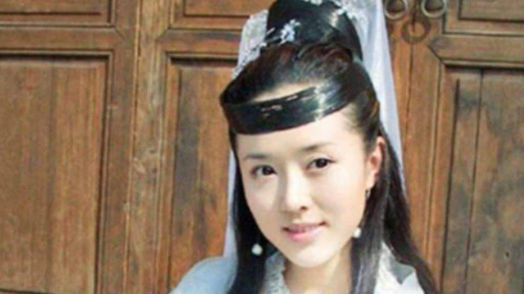 还记得“最美嫦娥”吗？40岁拍男人装，清纯仙子