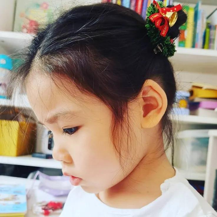 陳豪參加頒獎禮堪稱最佳防疫，3歲女兒看直播隔著屏幕對爸爸撒嬌