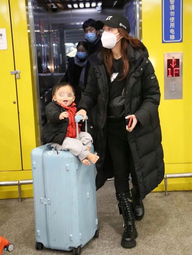 蔡少芬带三娃出行，1岁儿子见镜头露灿笑，俩女