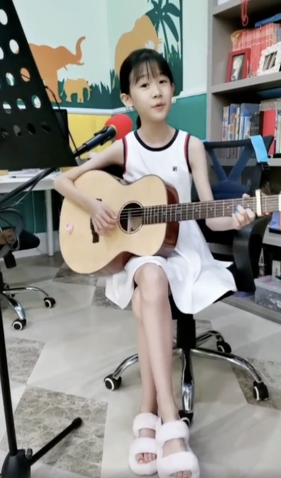 陸毅為12歲女兒慶生，貝兒蛋糕前許願，恬靜美好高顏值堪比校花