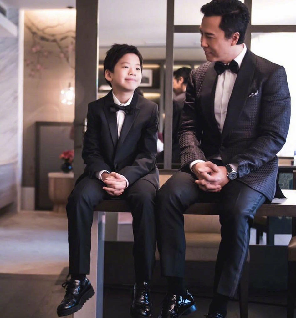 甄子丹罕晒仨孩子，长子被嘲鼻孔大，女儿腿长，3段婚姻2段感情