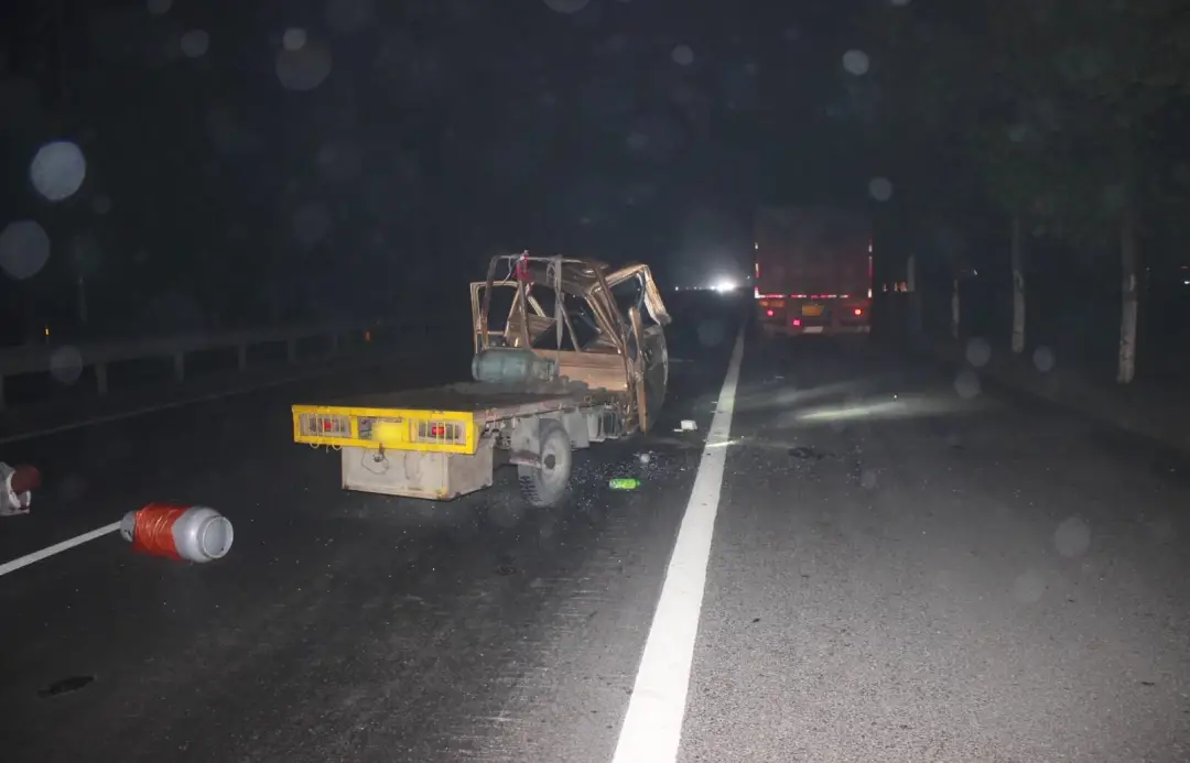 临沂男子醉驾三轮追尾半挂货车 受伤后躺地耍酒疯