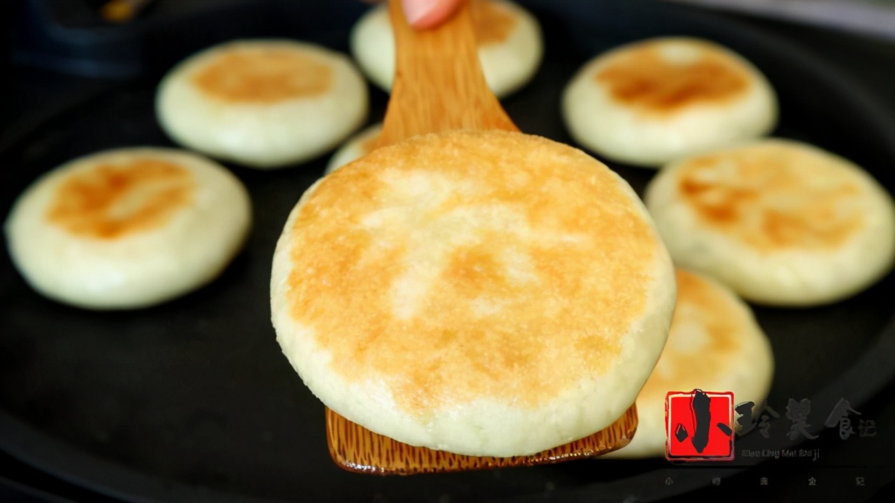 教你糯米芝麻小糖饼的做法，外酥里糯，馅料香甜，大人孩子都爱吃