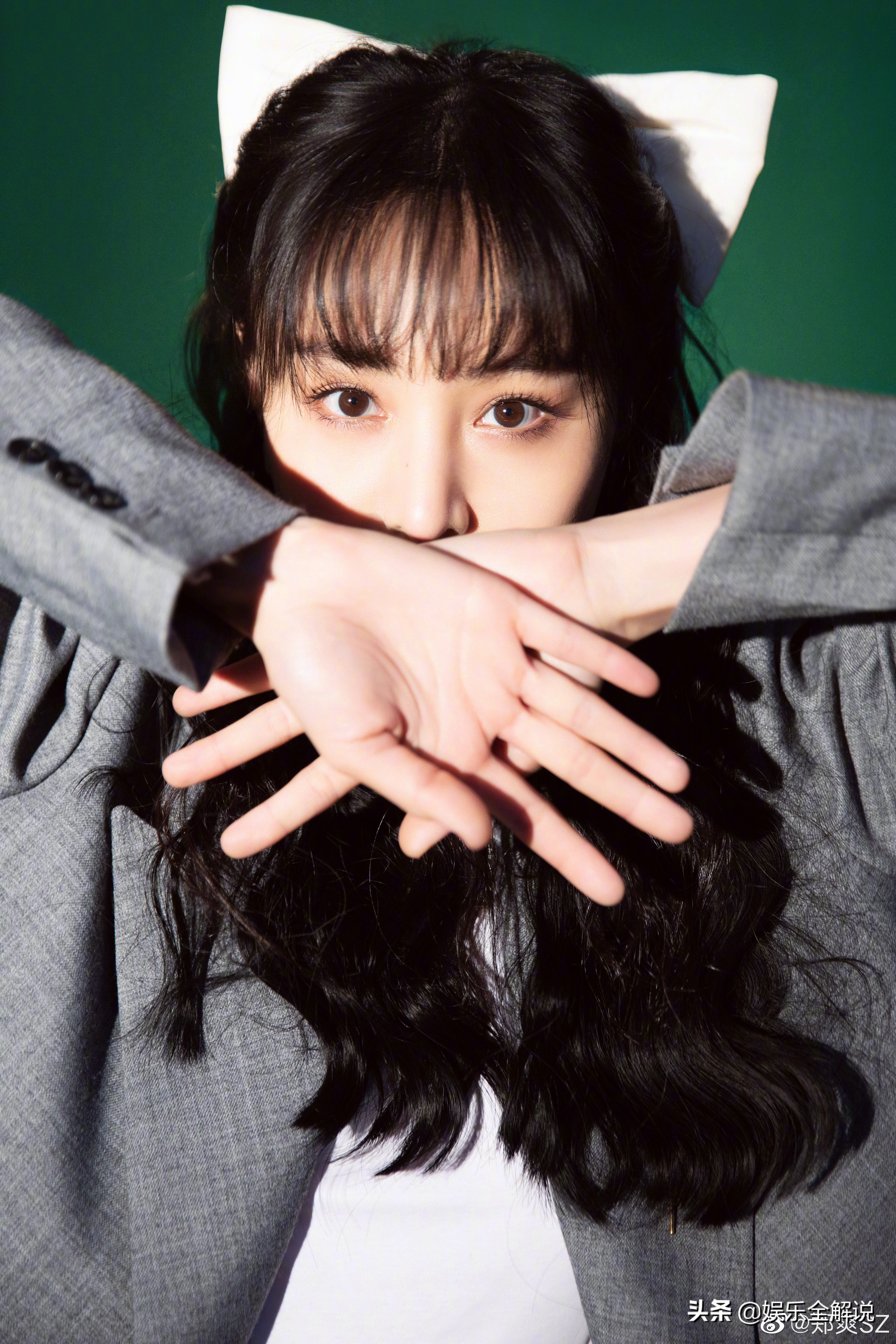 郑爽张开腿坐路边自拍，网友直呼其疯疯癫癫，