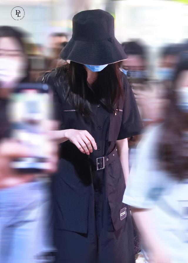 迪丽热巴“素颜憔悴”现身医院，拍戏录综艺连轴转，身体亮红灯