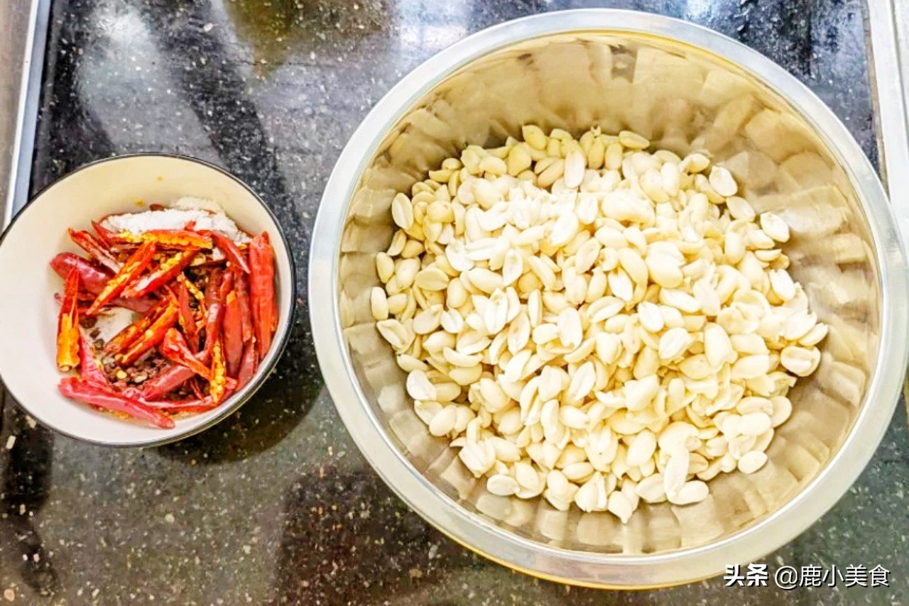 酒鬼花生如何做好吃？牢记“一泡二掰三冻”，香辣酥脆，好吃过瘾