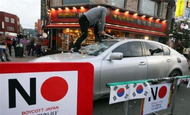 “抵制日货”浪潮袭来，当街砸毁日本车，恐将“垃圾”运往中方？