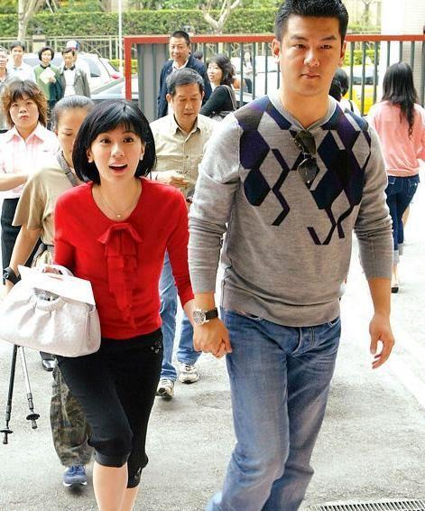 贾静雯修杰楷携大女儿走机场，母女俩穿同款短款，妈妈比女儿更白