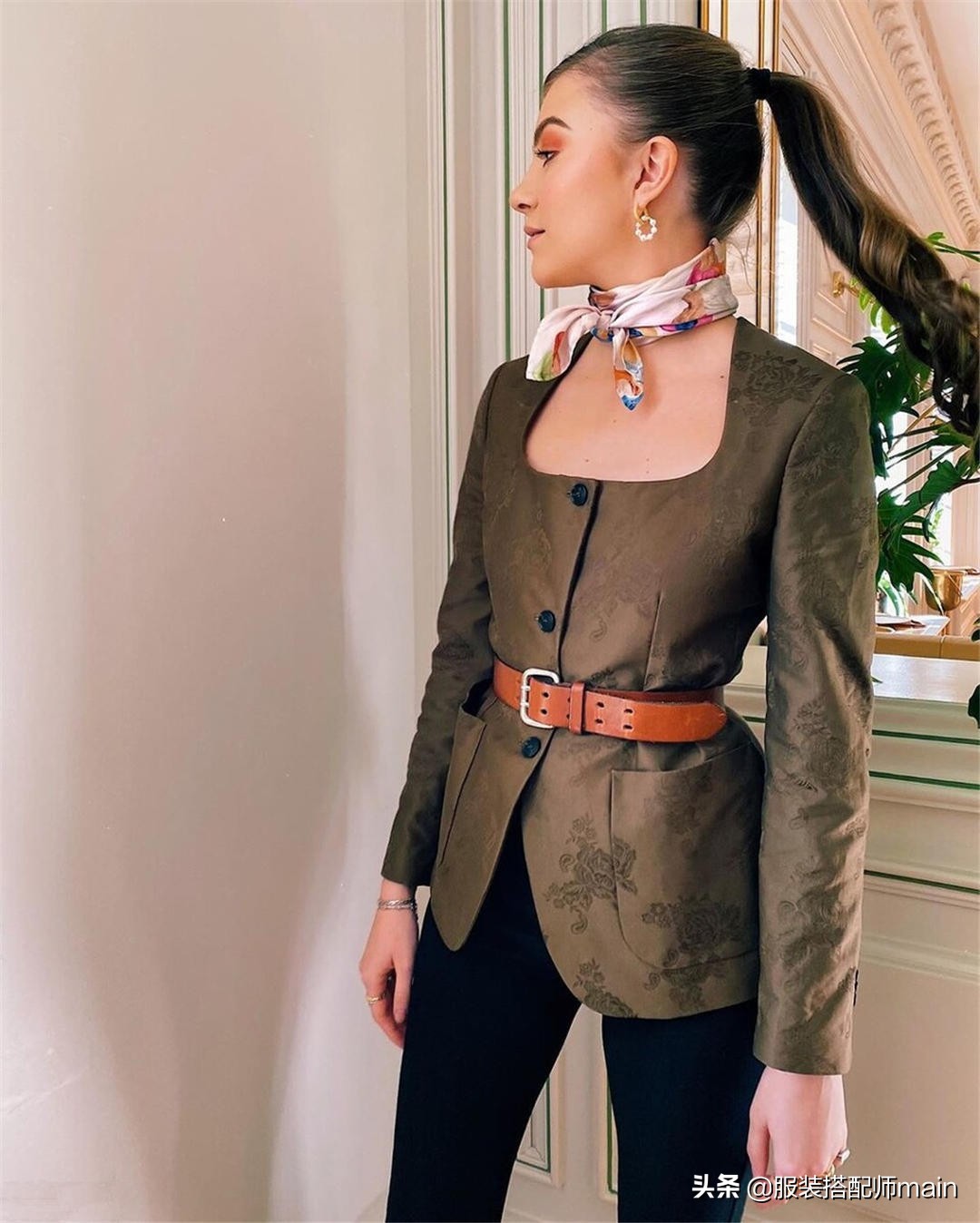 溜肩女孩不要慌，学会这4个穿衣技巧，气质拿捏得死死的