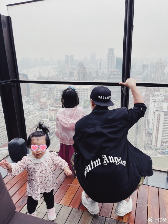 陳赫五一宅家帶娃，曬張子萱視角與女兒合照，父女深情對視超溫馨