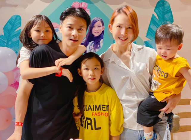 蔡少芬夫妇带儿子游玩被偶遇，张晋蹲地上给老婆儿子拍照，超幸福