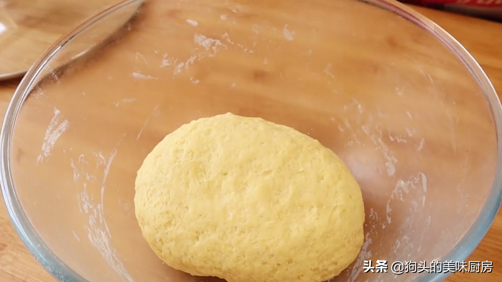 一碗麵粉，3個雞蛋，手指一戳一轉，香甜鬆軟，比買的麵包還好吃