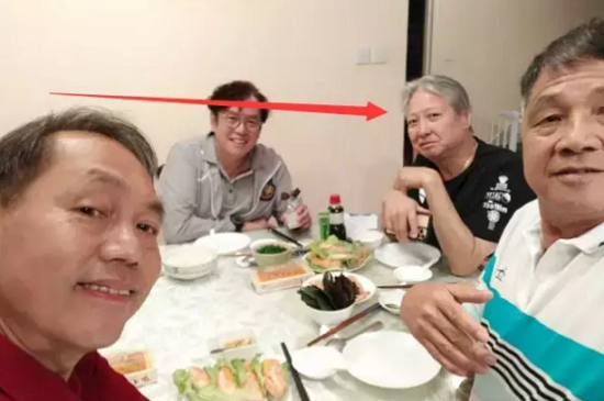 洪金宝近照曝光,68岁的他也减肥?整个人瘦得让