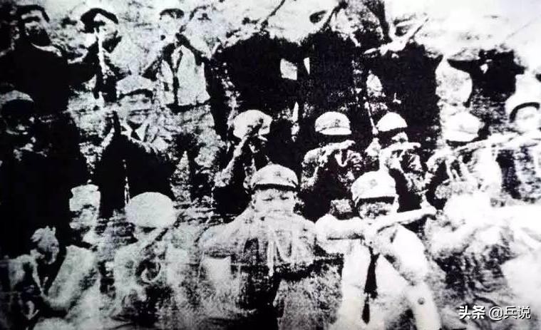 陈锡联路上撒大洋，敌人争抢，红军杀回马枪，