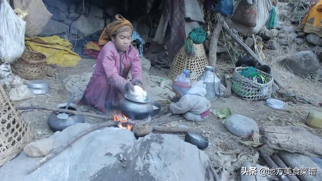 尼泊尔山区穷人家来客人，主人煮一锅大米饭，用牛肉干煮青菜招待