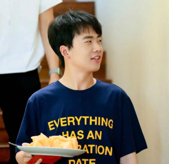 郭麒麟成综艺咖，新综艺邀请杨幂和赵丽颖，两人会同台吗？