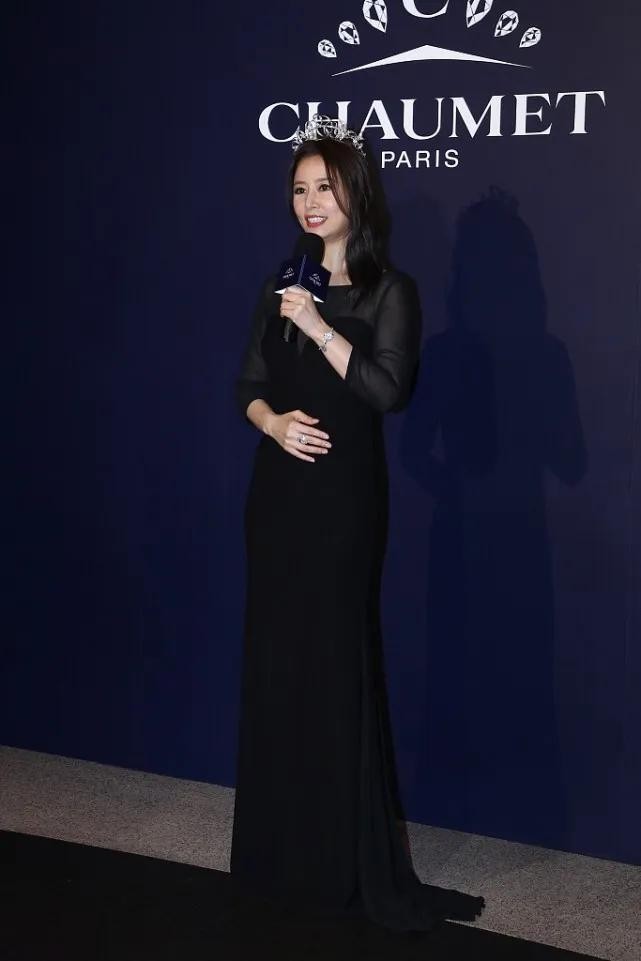 林心如终于复工，穿小黑裙出镜真时尚，全程捧腹疑似身怀二胎