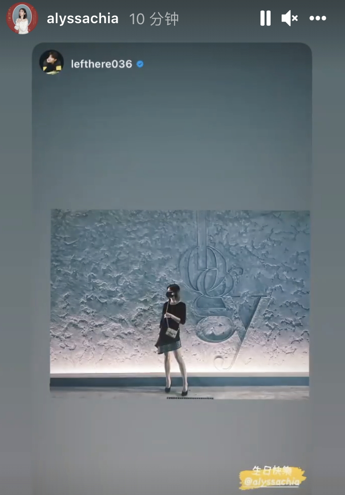 47岁贾静雯晒庆生照，与修杰楷甜过二人世界，与女儿合影画风搞怪