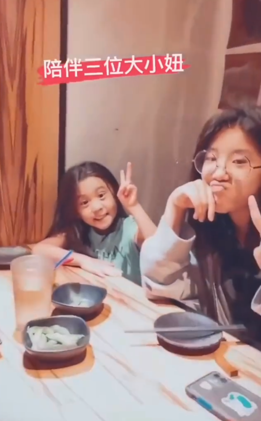 修傑楷曬仨女兒假日日常，咘咘假笑拍照，波妞變小調皮吃成表情包