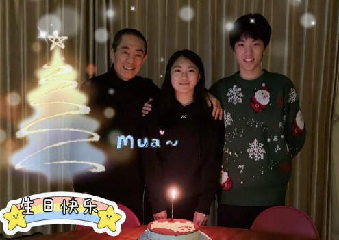 张艺谋为14岁女儿同框庆生，19岁儿子罕现身，三