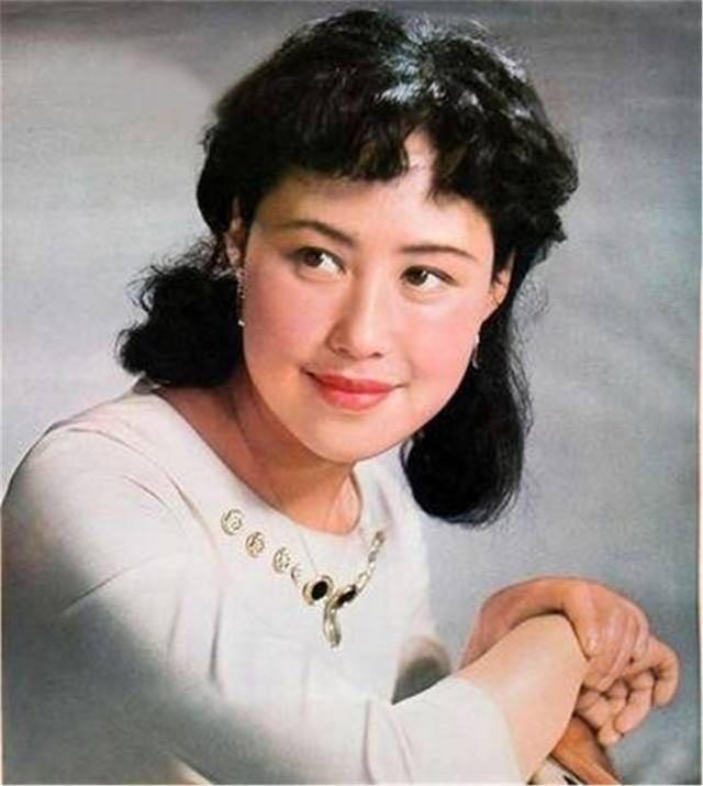 70岁斯琴高娃：曾遭前夫家暴，3次婚姻2次失败，如今她怎样了？