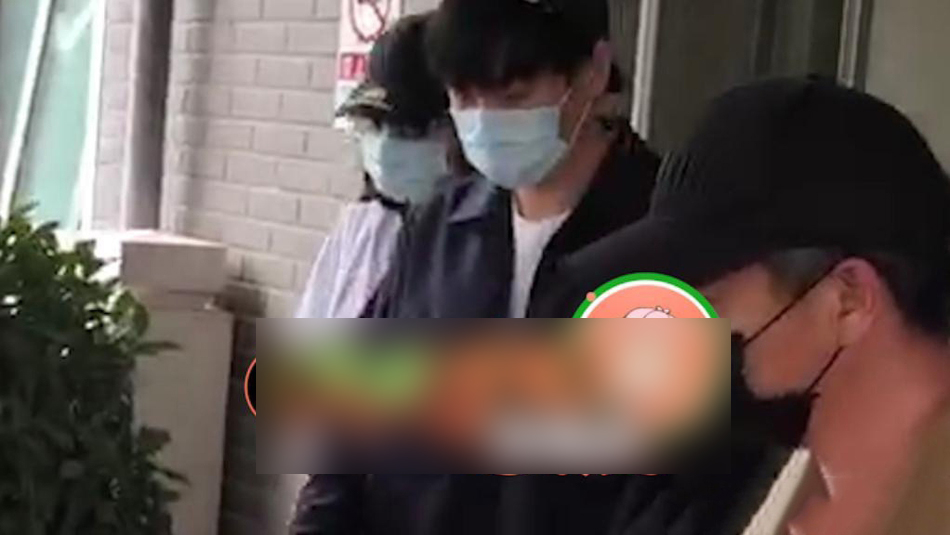 唐艺昕产后出院！张若昀手抱孩子现场派发红包