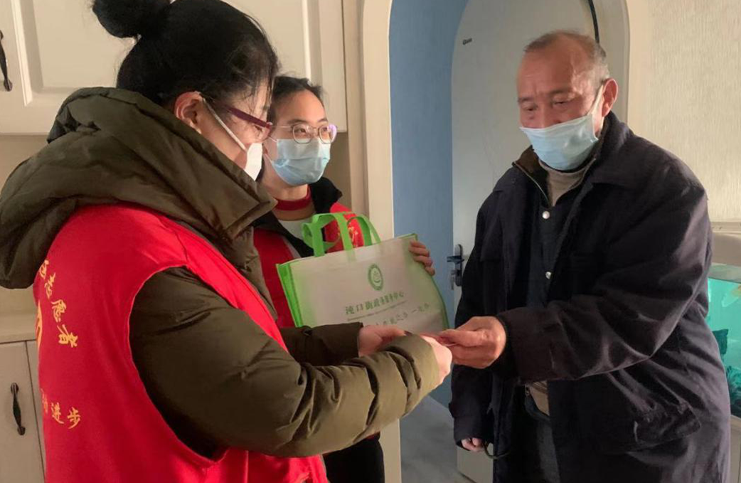 武漢市經開區為市民提供"零跑腿"上門服務