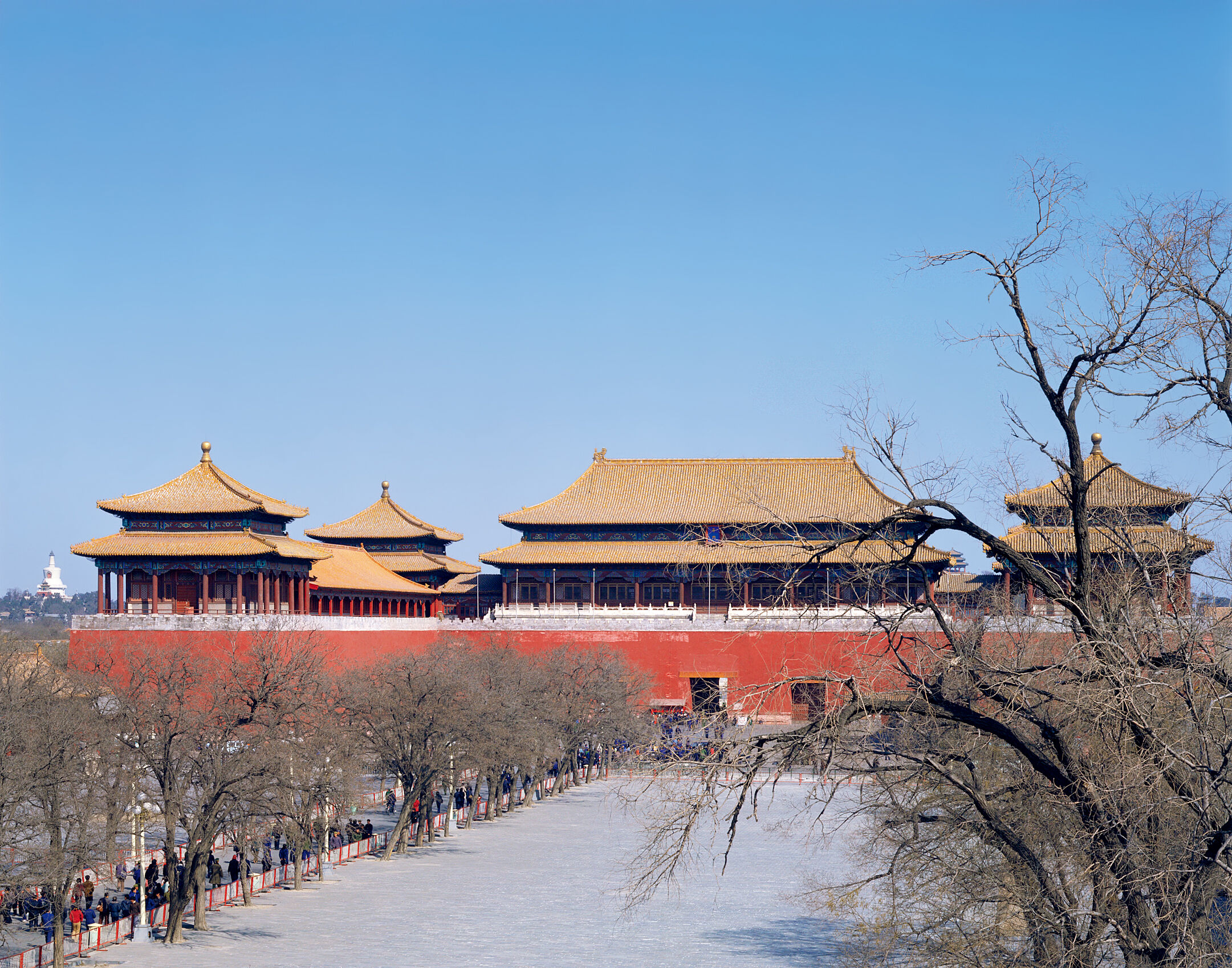 清朝皇室有很多收藏家，乾隆帝是典型的一位，宝贝都藏在三希堂
