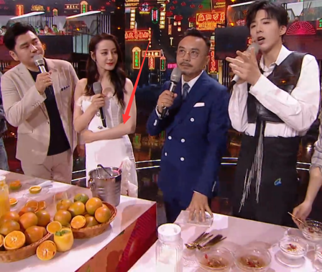 热巴参加直播活动，看清她的状态，才知女明星