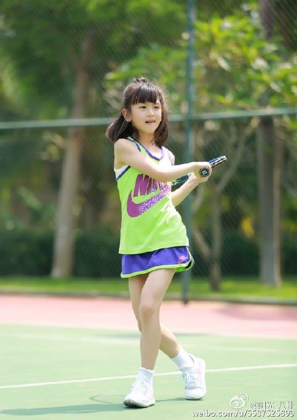 田亮指导女儿跳高，12岁森碟身高赶超爸爸，腿部肌肉线条抢眼