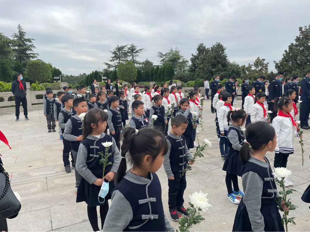 天府新区元音小学少先队清明祭英烈活动