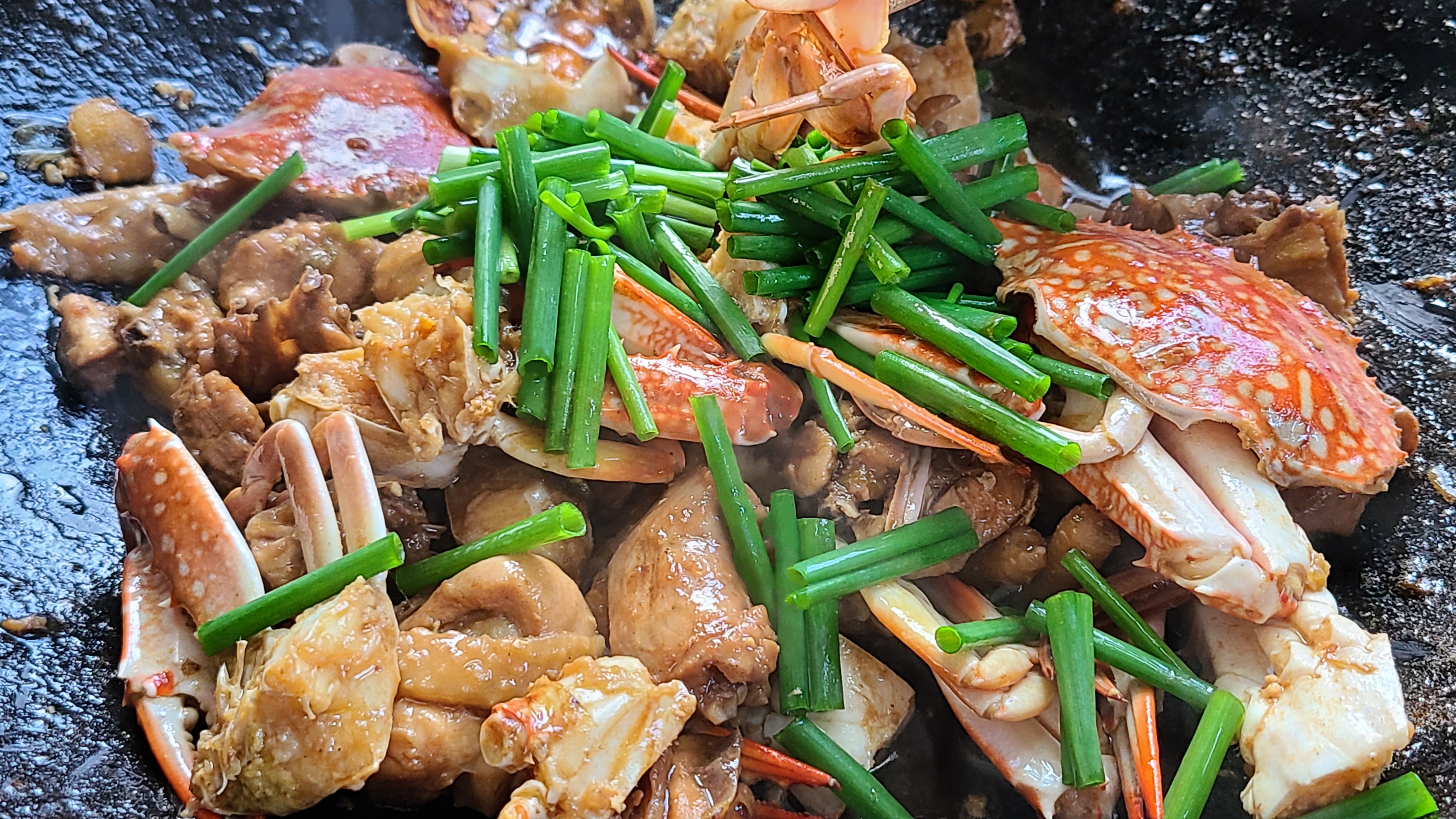 螃蟹燜雞的做法，香味濃郁，好吃下飯，看著肚子都餓了