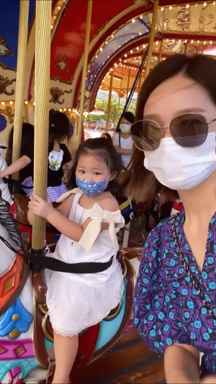 李亚男带大女儿坐旋转木马，互动温馨有爱，和王祖蓝同台合唱超甜