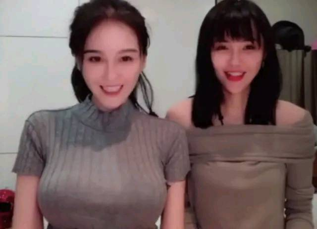 网友街头偶遇赵本山女儿，半只腿穿1\u002F4裤子，