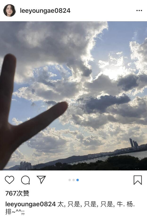 49岁李英爱带孩子玩，9岁龙凤胎身高到妈妈肩膀，女儿可爱漂亮