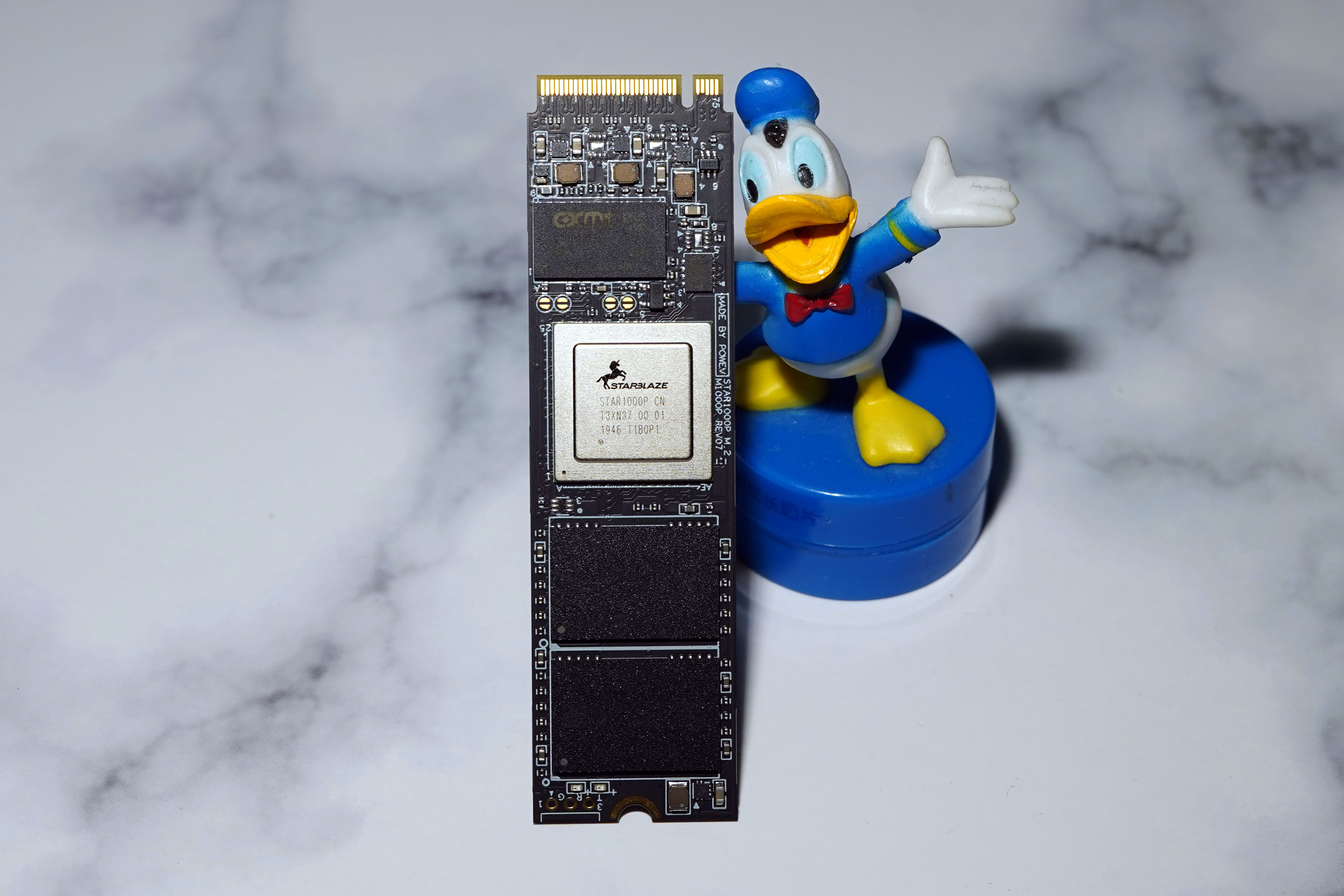 长江存储、亿芯主控：光威弈Pro M.2 NVMe固态硬盘