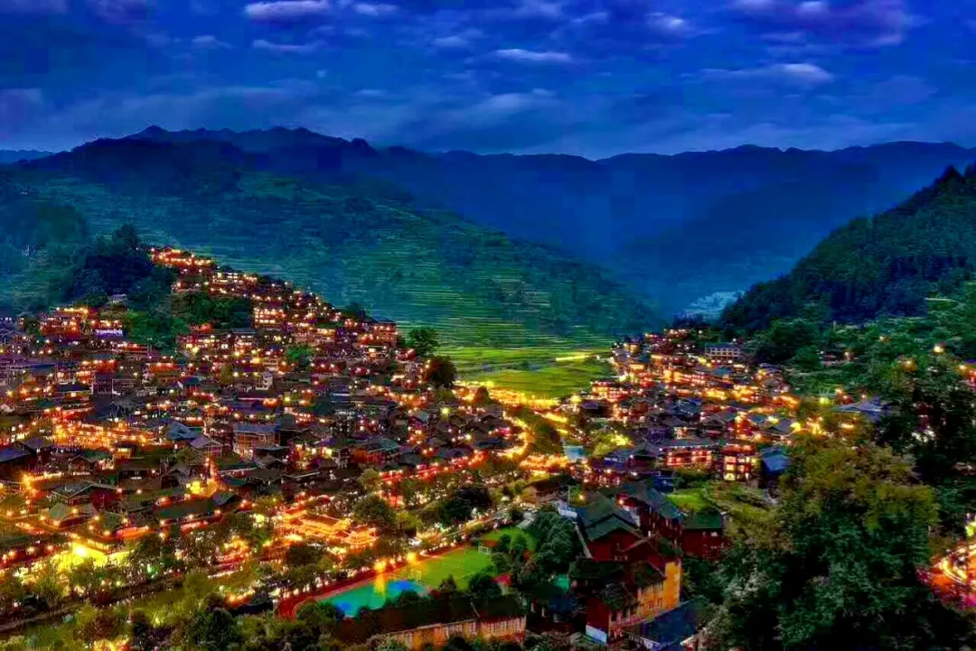 重庆融汇丽笙酒店：高山流水长桌宴，归来还看民族风