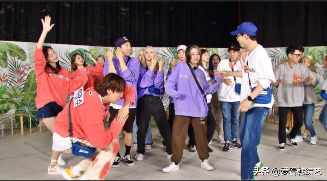 TWICE以破格的乱舞与《RM》成员展开乱舞对决，现
