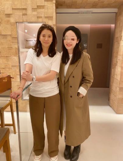 袁咏仪素颜出街买包，张智霖乖乖靠边等！吐槽酒店都要选包店对面