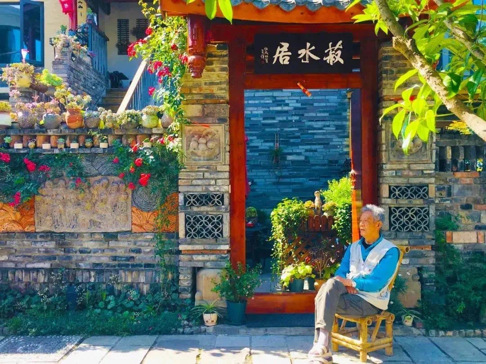 有人说：“故乡留不住肉身，异乡留不住灵魂。”