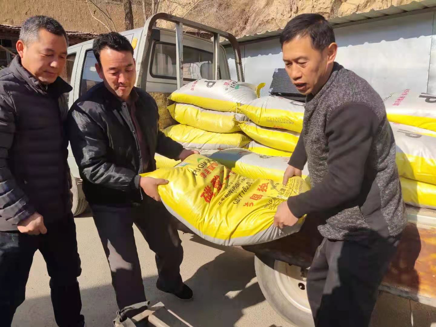 西固区春耕送化肥到田间地头 群众喜开颜