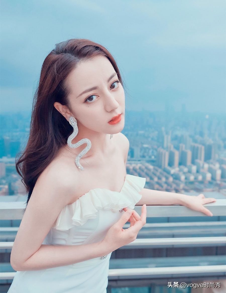 迪丽热巴遭遇直播事故，男粉冲上台求婚，汪涵及时救场解围