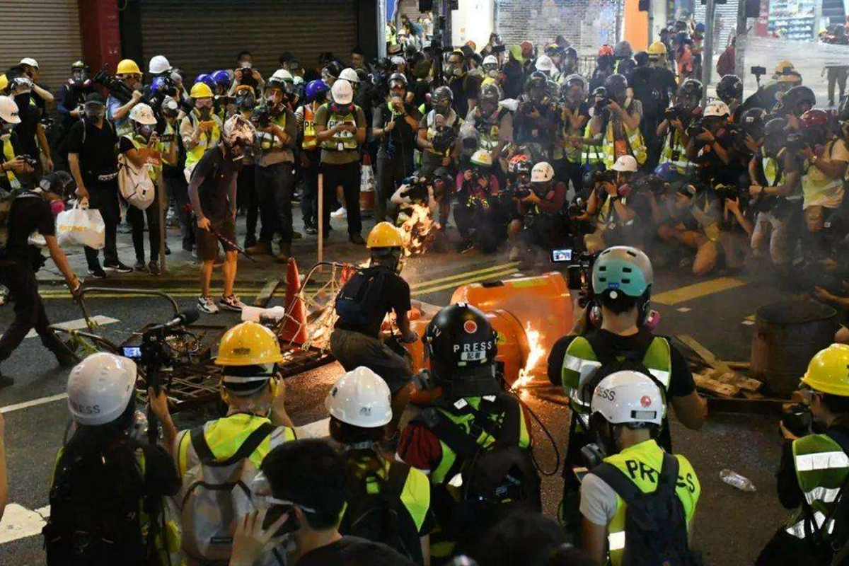 �亂港�分子抹黑內地疫苗，香港經濟恐將陷入谷底