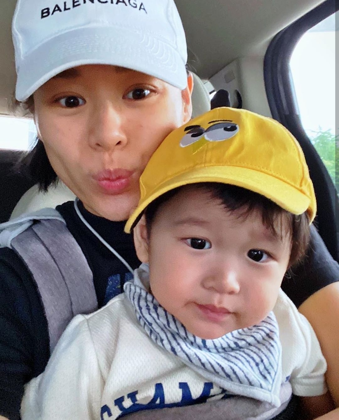 胡杏儿儿子3岁生日，与妈妈远程视频庆生，奕霆职业假笑模样超萌