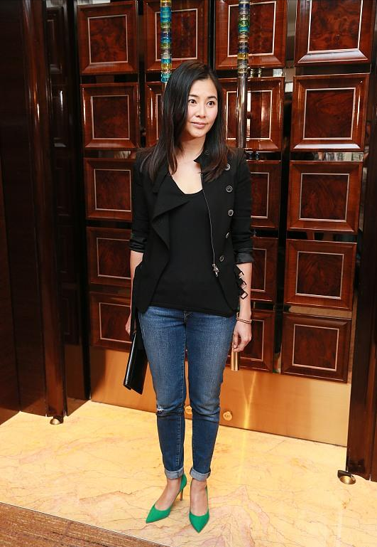 郑伊健夫妇首次直播，蒙嘉慧没生娃肚子却长两