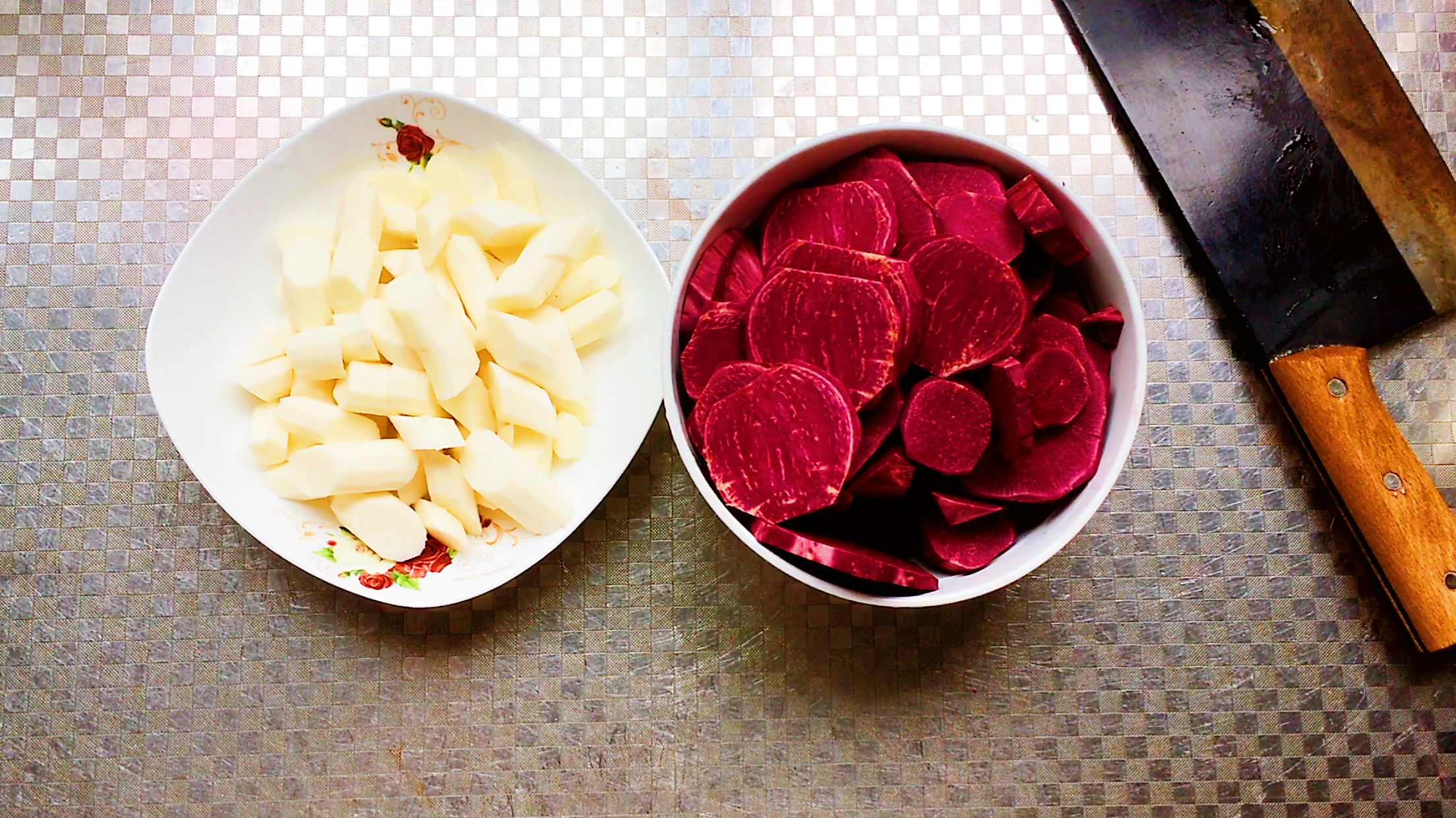 Yoghurt small cake, be good at lienal raise colour, the perfect combination of yam violet potato, do not bake not the cake of decoct