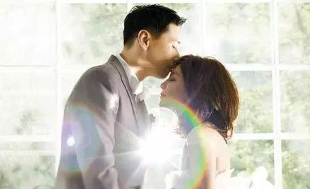 40岁Ella晒生活照，复式豪宅内景曝光，客厅装修得文艺又温馨